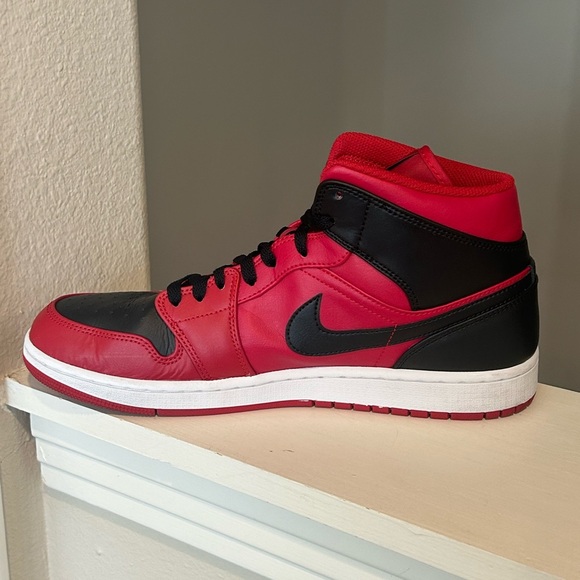 Jordan 1 Mid Reverse Bred (2021) *LIGHTLY WORN* Men’s Size 11.5 554724-660 - Picture 3 of 9